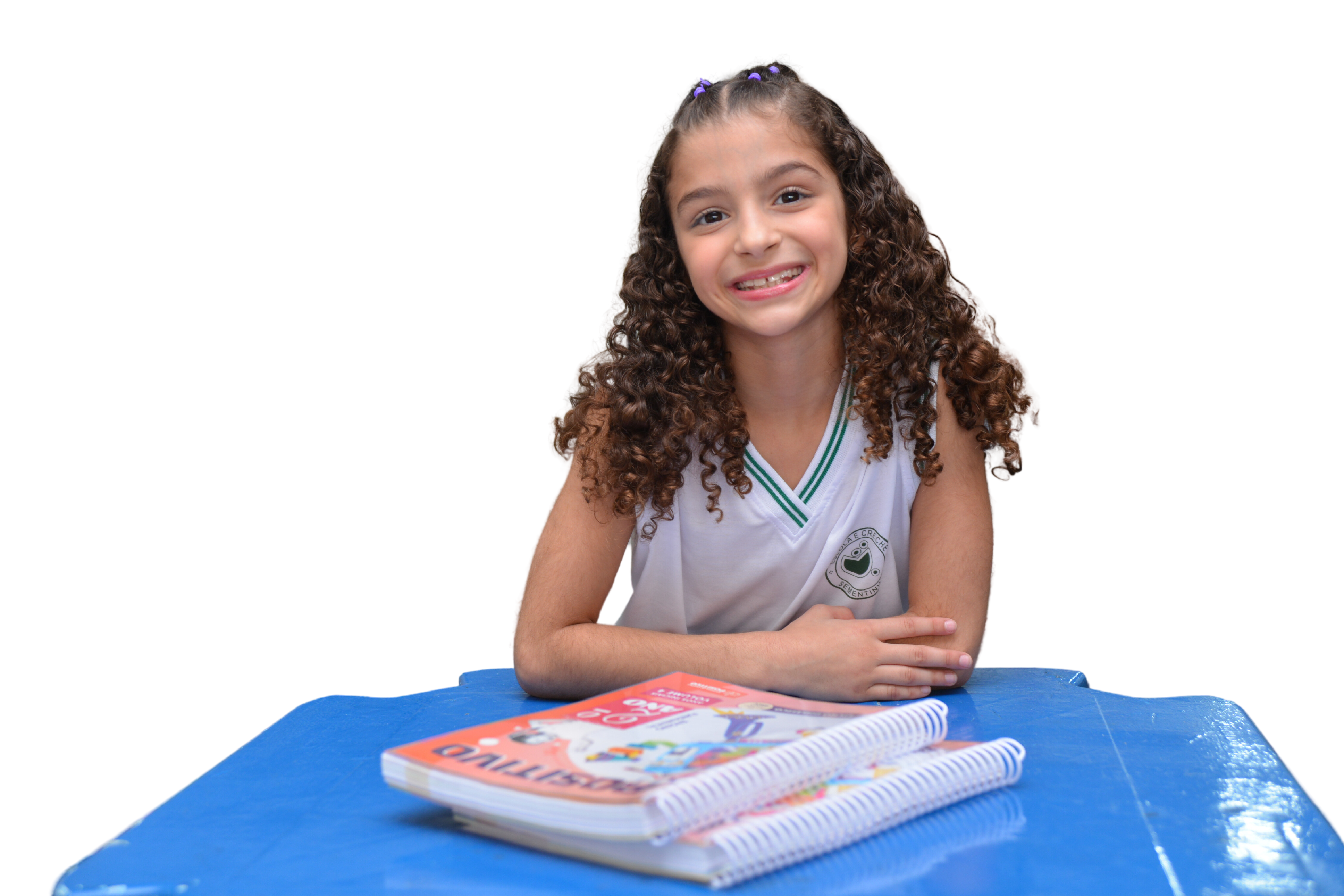 Imagem de uma menina com apostilas positivo